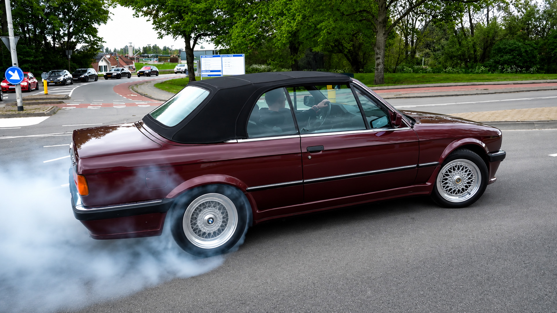 Klassieke BMW E30 laat banden roken op openbare weg