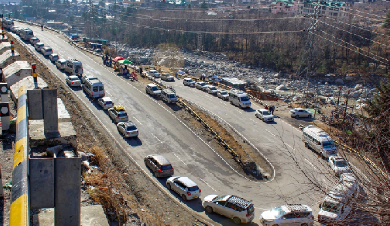 Heavy tourist rush triggers massive traffic jams in Himachal's Kullu ...