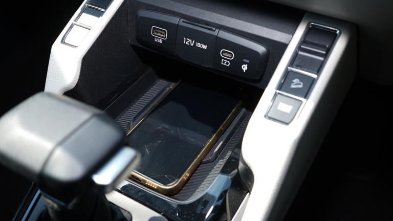 Fasilitasnya mantap, seperti ini fitur di Kia Carens varian tertinggi