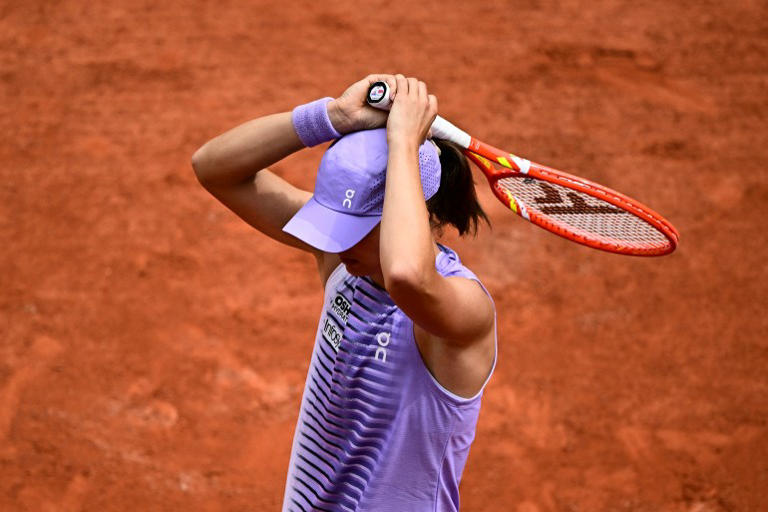 La cuatro veces campeona Swiatek queda eliminada mientras el Abierto de Francia sigue deparando sorpresas.