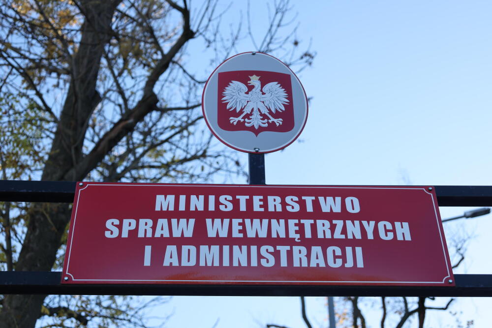 Szef MSWiA: Warszawski adwokat zatrzymany ws. fałszywych alarmów