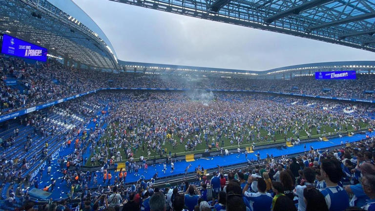 Incertidumbre por el estado del césped de Riazor tras los festejos del ...