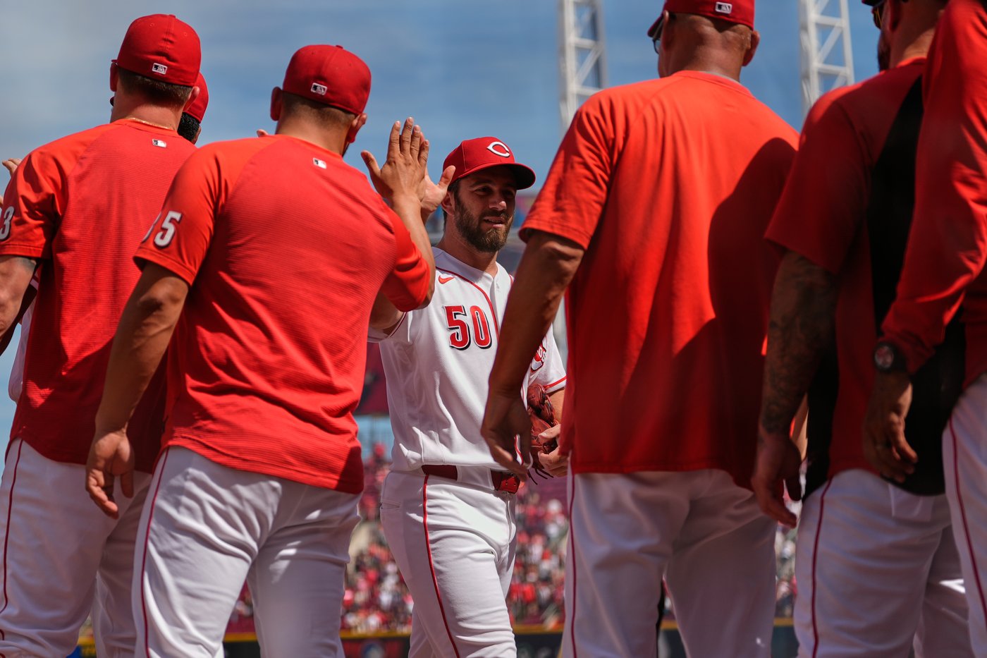 Eugenio Suárez homers, Reds overcome loss of Elly De La Cruz to hold ...