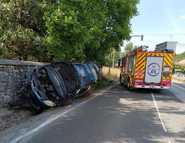Un coche se sale de la vía, choca contra un muro y da un vuelco lateral ...