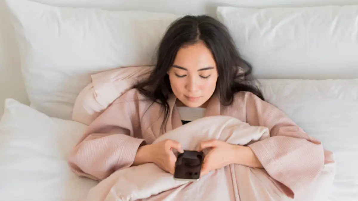 Orang yang Cek Ponsel Saat Bangun Tidur Punya 8 Kebiasaan Ini, Menurut Psikologi Orang yang Cek Ponsel Saat Bangun Tidur Punya 8 Kebiasaan Ini, Menurut Psikologi