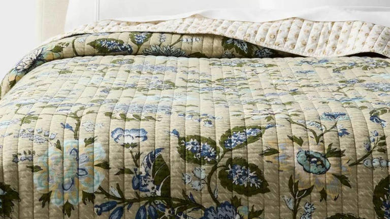 Transform your bedroom with Target's reversible floral quilt: Soft ...