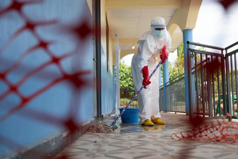 Un trabajador realiza tareas de limpieza en una de las zonas afectadas por el brote de ébola en África.