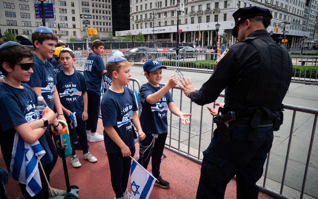 NY leaders join over 50,000 marchers at Israel Day Parade boycotted by ...