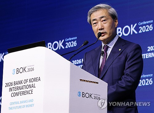 BOK chief says strong growth gives more room to focus on inflation