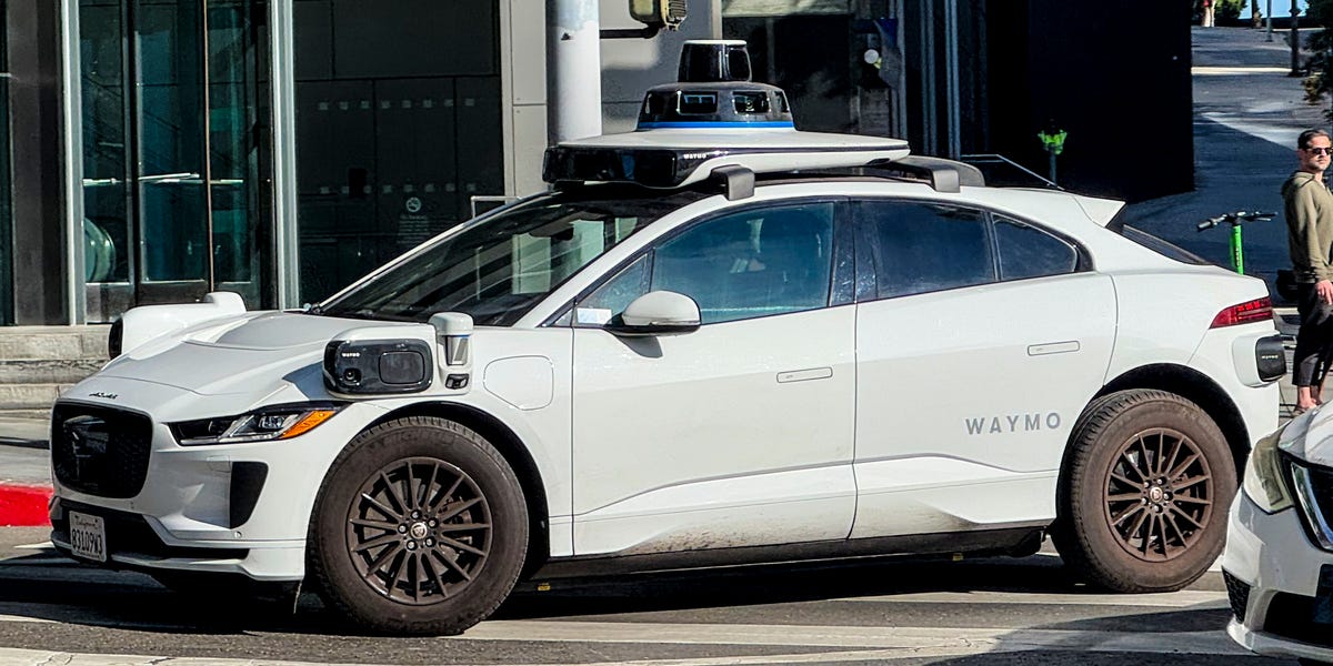 Los robotaxis de Waymo la lían otra vez: Así atascaron un barrio ...