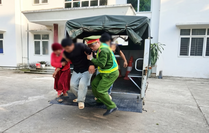 Chở người nhà ngộ độc lá ngón đi cấp cứu thì bị tai nạn, công an xã có mặt hỗ trợ
