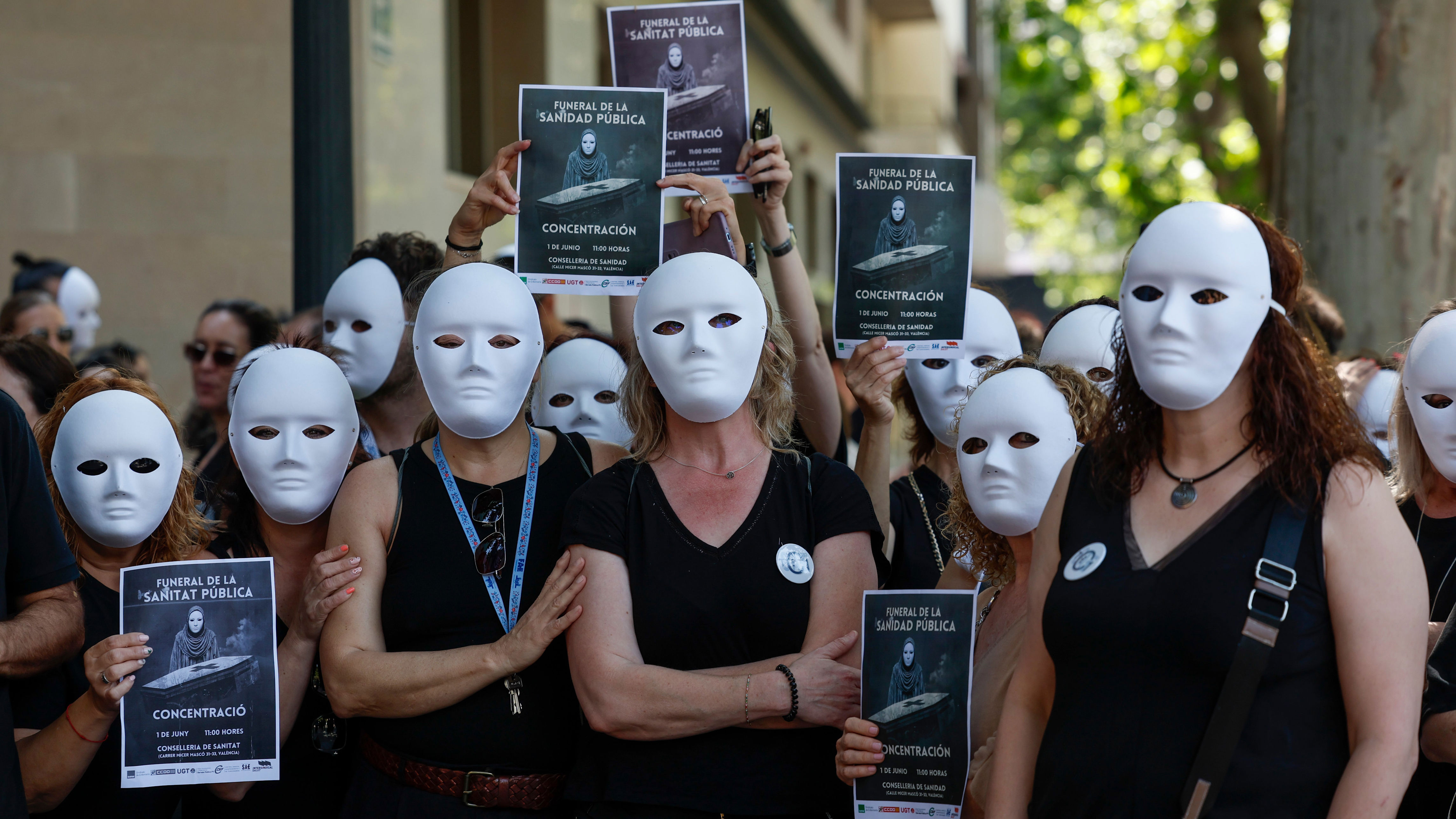 Escenifican un "funeral" ante la Conselleria de Sanidad por el "grave ...