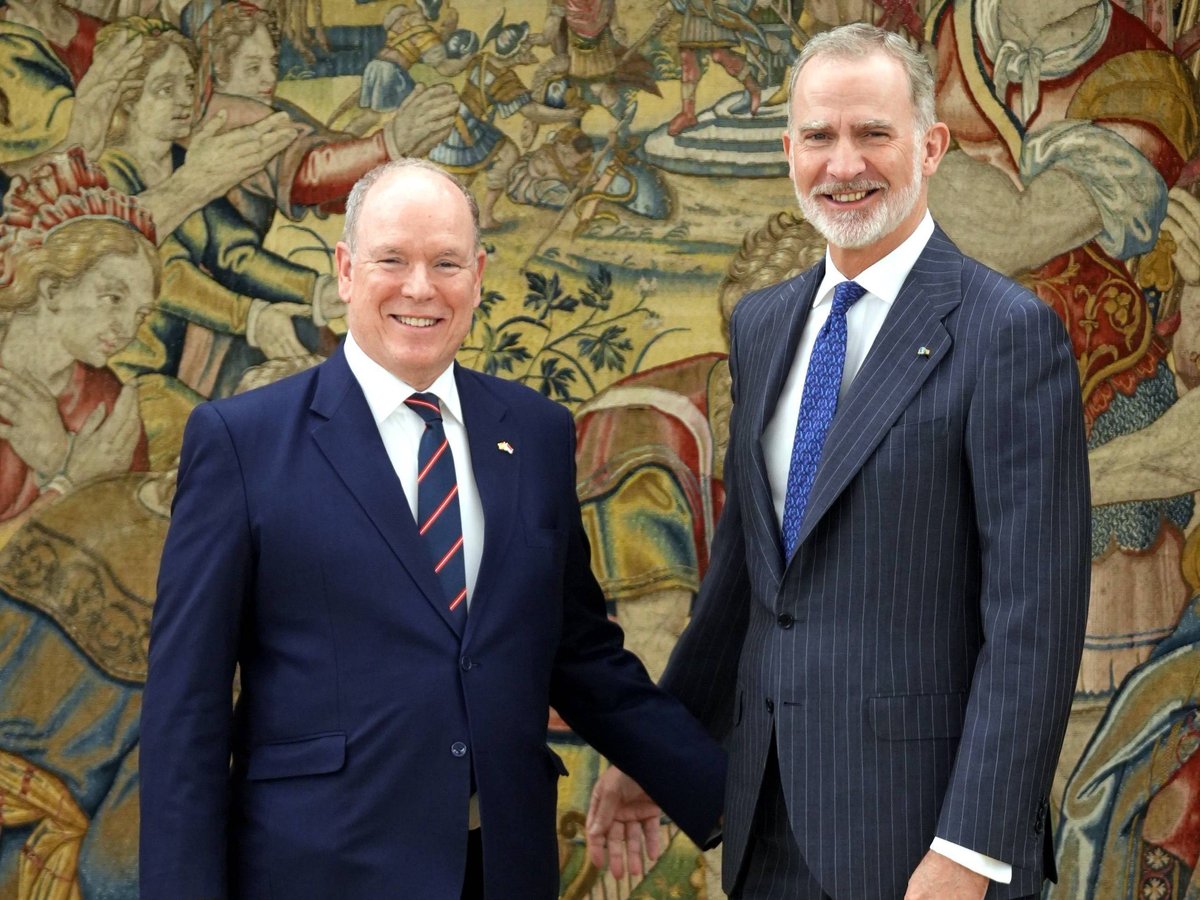 Fürst Albert: Herzliche Umarmung mit König Felipe