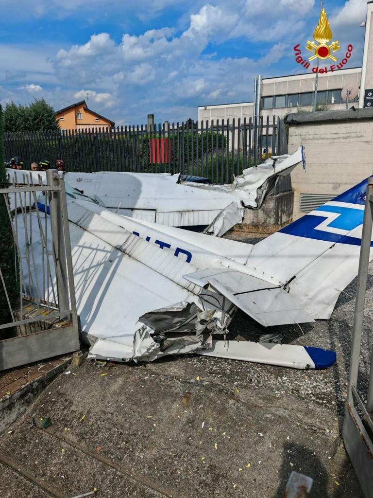 Ultraleggero si schianta tra le case, un morto e un ferito grave