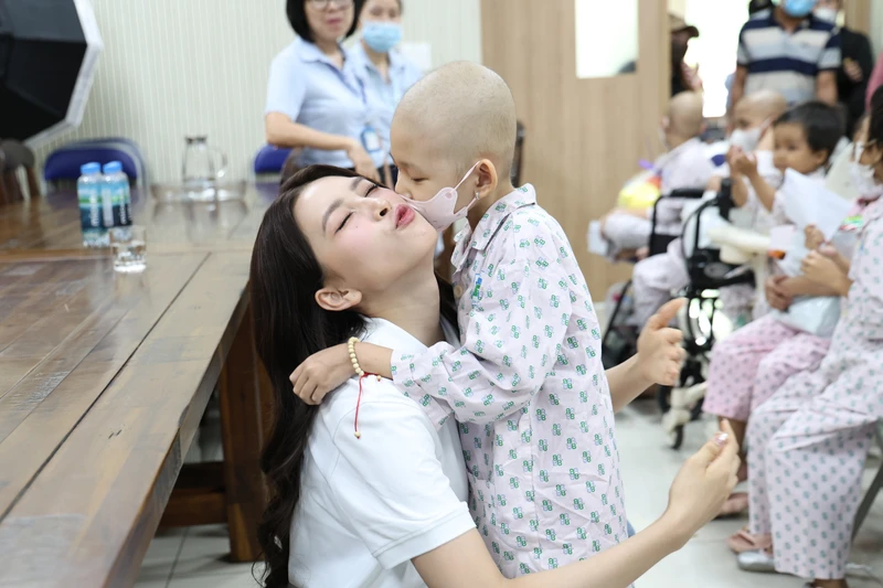 Tiểu Vy hỗ trợ chi phí điều trị bệnh nhi ung bướu