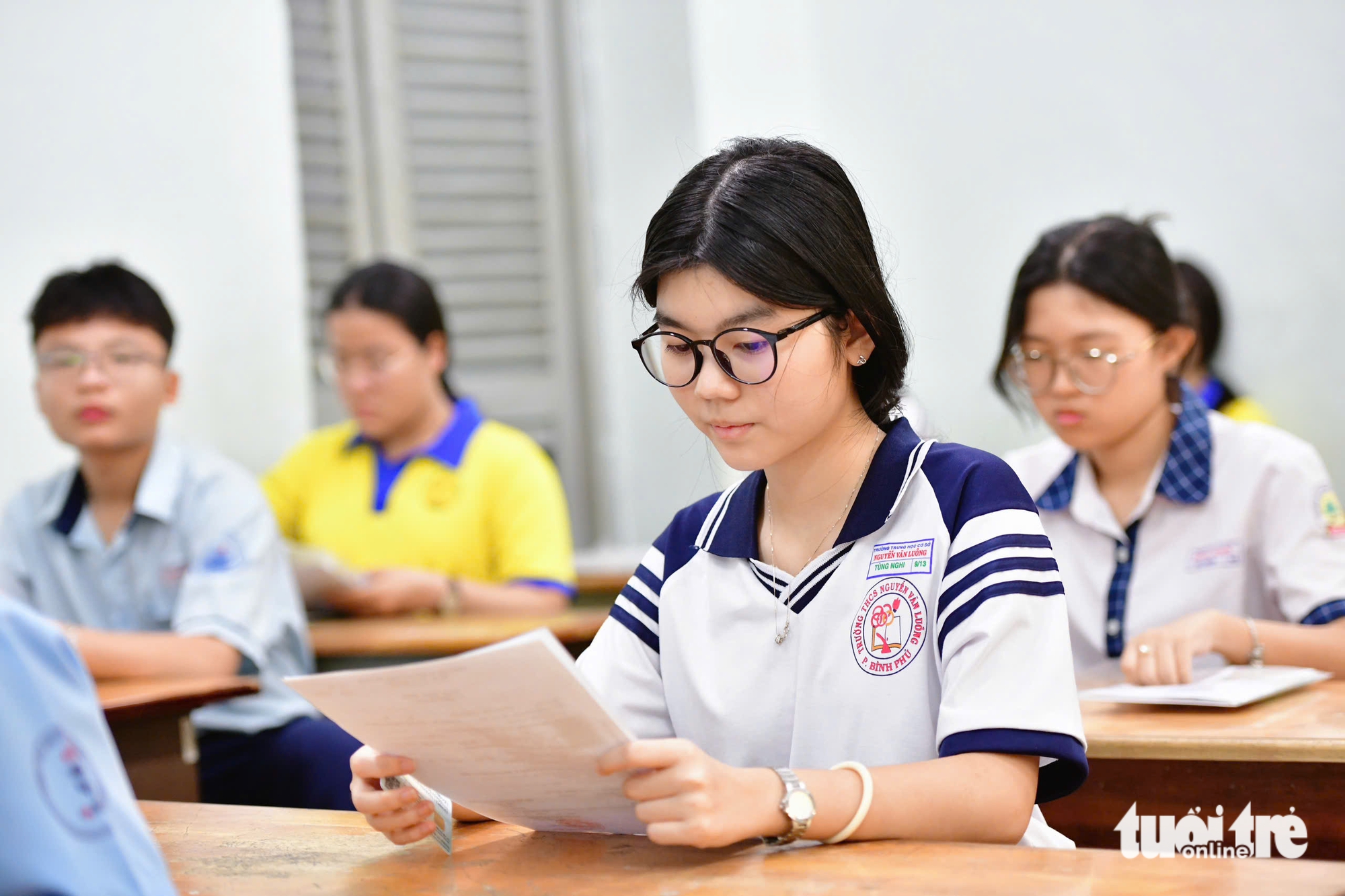 Thi lớp 10 TP.HCM: Một số điểm thi mở đề dự phòng vì đề thi mất chữ