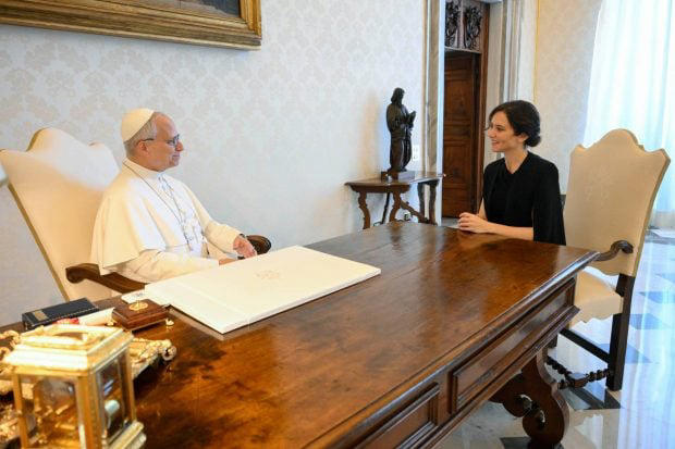 Isabel Díaz Ayuso pisa el Vaticano y arrasa con una blazer-capa de  auténtica jefa
