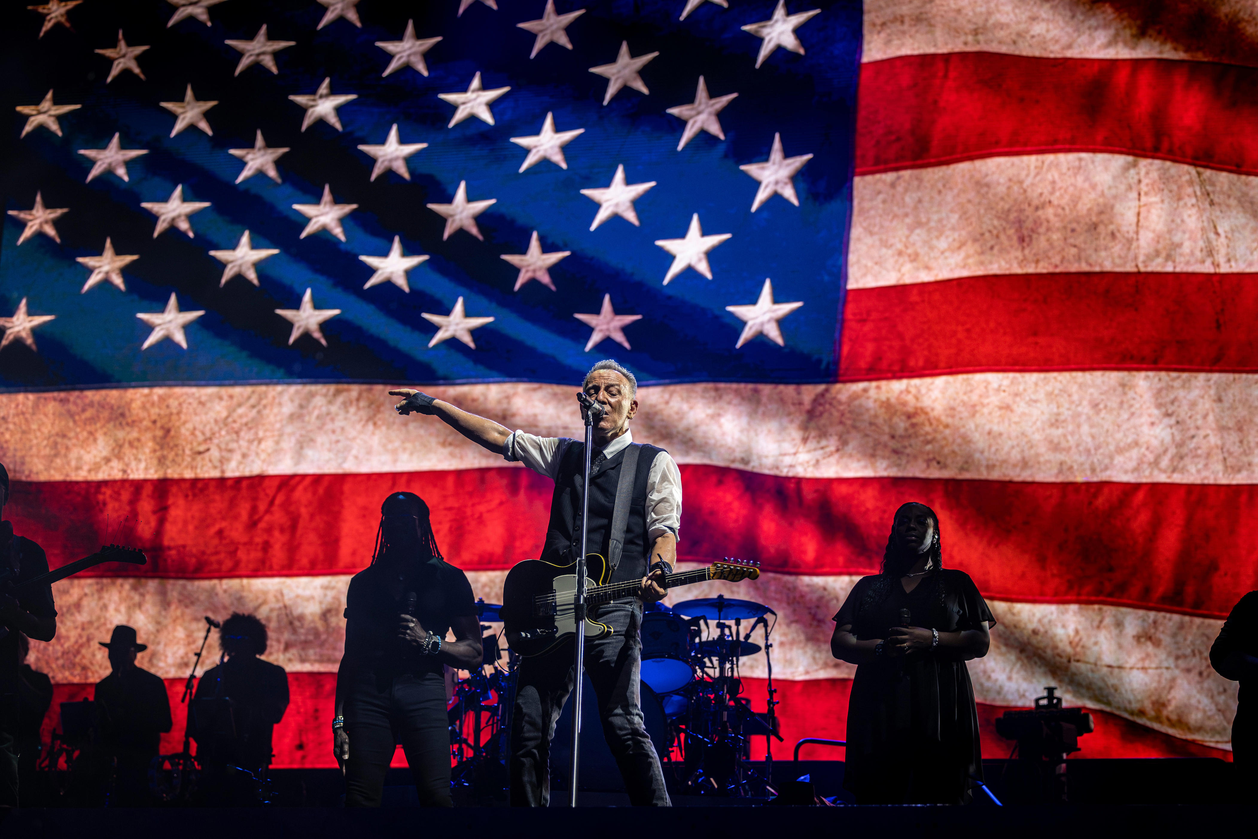Bruce Springsteen gives fiery performance in a downpour, announces ...