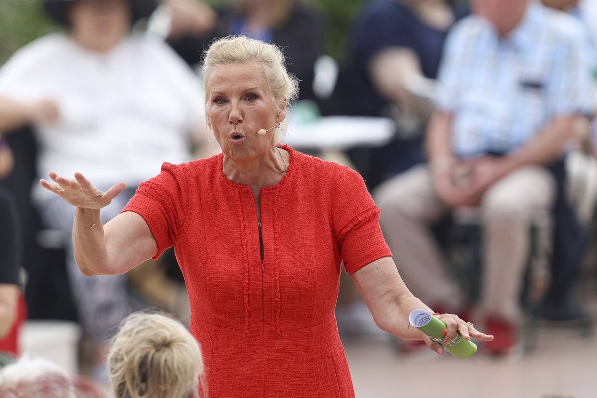 andrea-kiewel-ber-zerst-rte-sport-medaillen-da-ist-die-m-lltonne