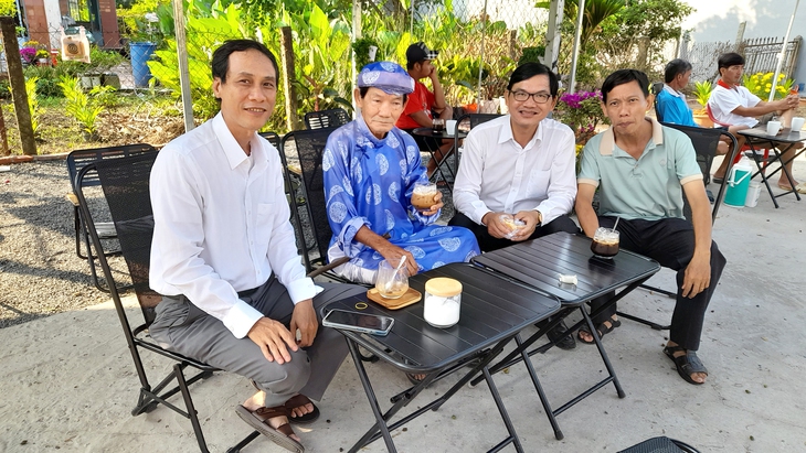 Uống cà phê cùng người thân