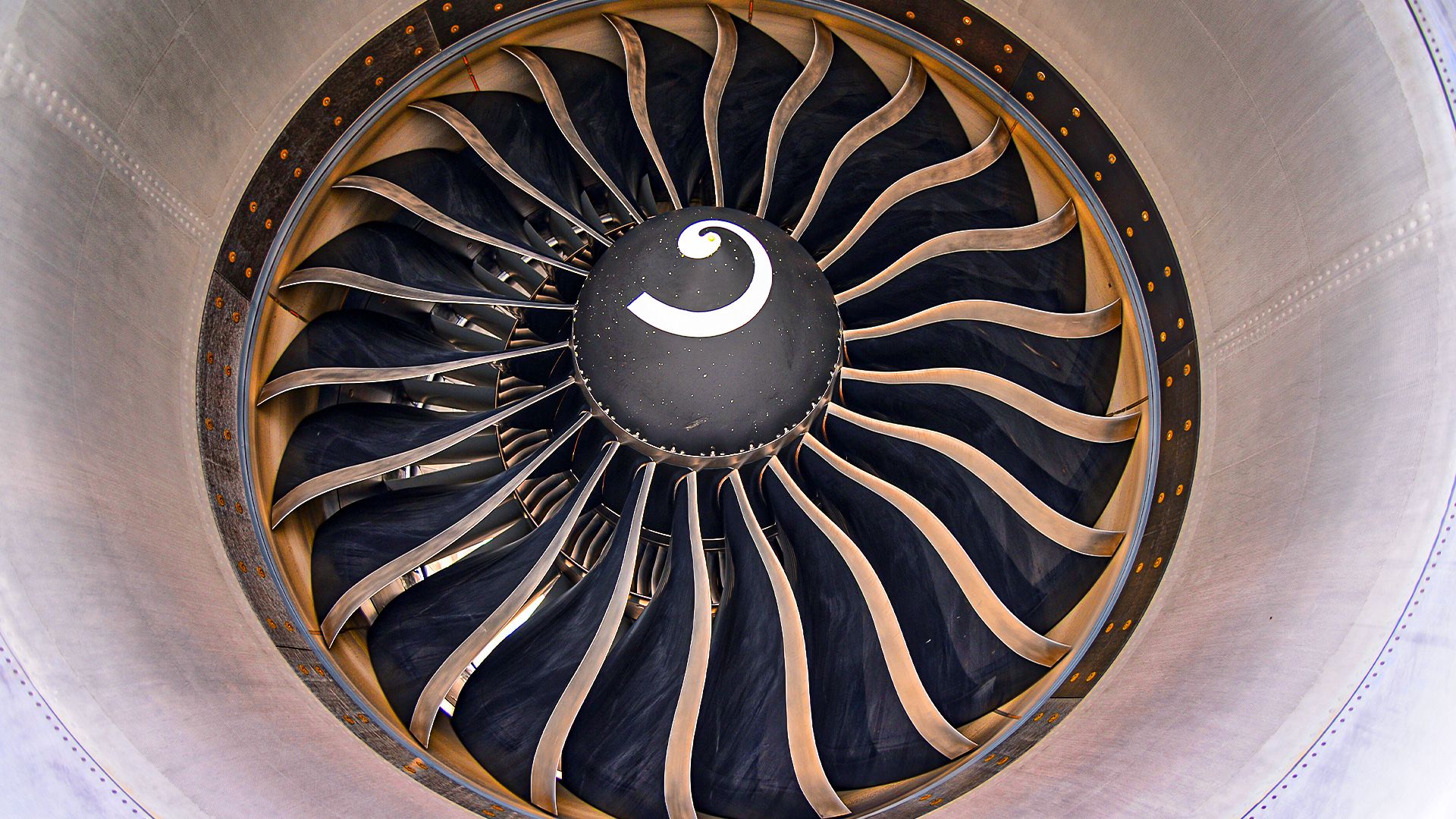 Here's how much larger the GE90's fan diameter is compared to the Rolls ...