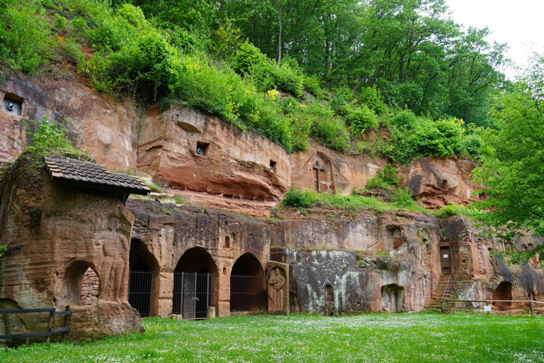 Auf diesem Wanderweg kommst du zu Deutschlands einzigem Felsenkloster