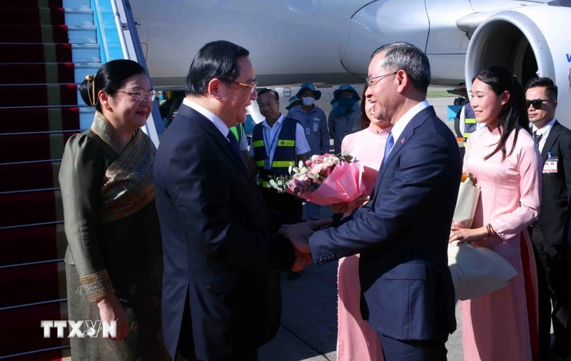 Thủ tướng Lào Sonexay Siphandone đến Hà Nội, bắt đầu thăm chính thức Việt Nam và dự AFF 2026