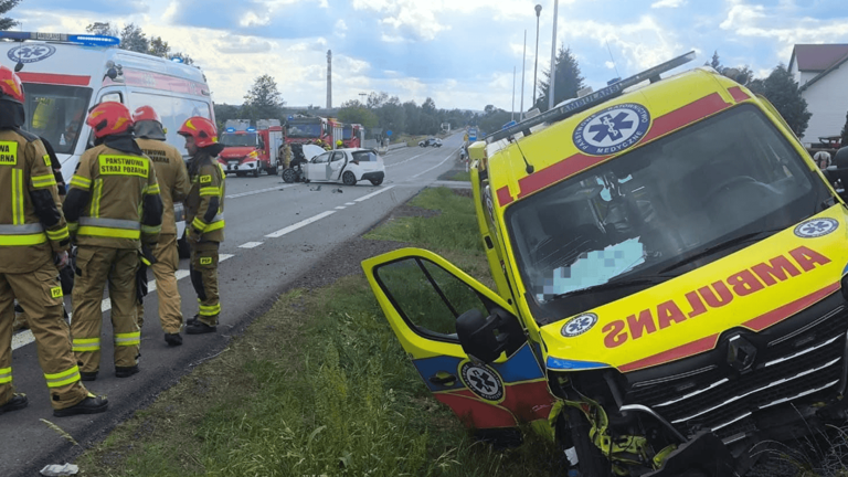 Groźny wypadek w Bodaczowie. Cztery osoby ranne po zderzeniu z karetką ...