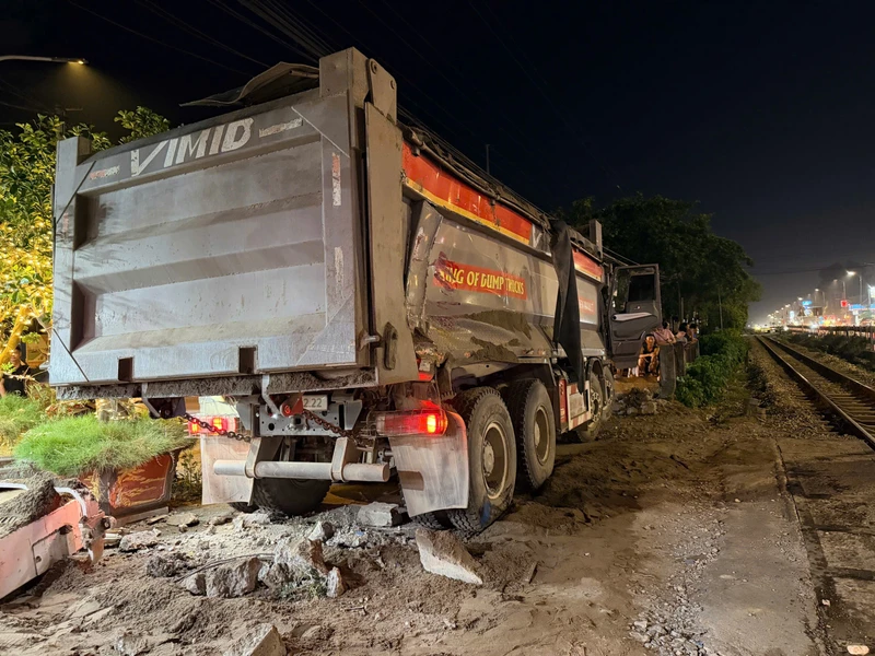 Hà Nội: Xe tải băng qua đường sắt bị tàu hỏa húc văng