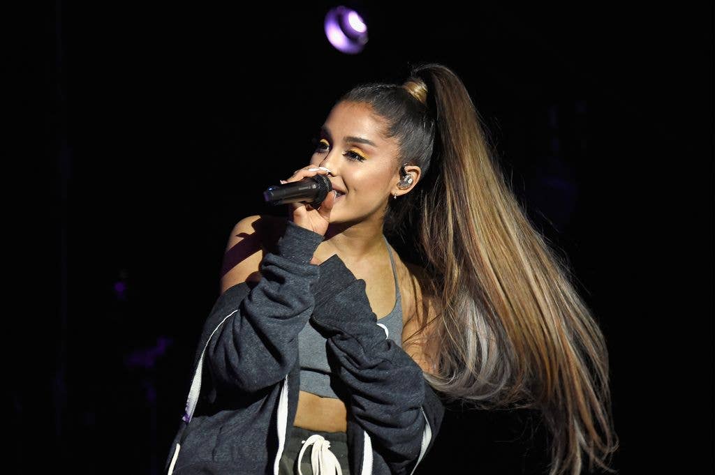 ariana-grande-s-opening-night-for-comeback-tour-has-fans-fixated-on
