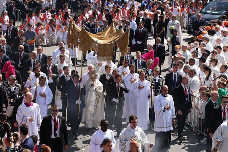 León XIV preside la procesión del Corpus Christi por las calles ...