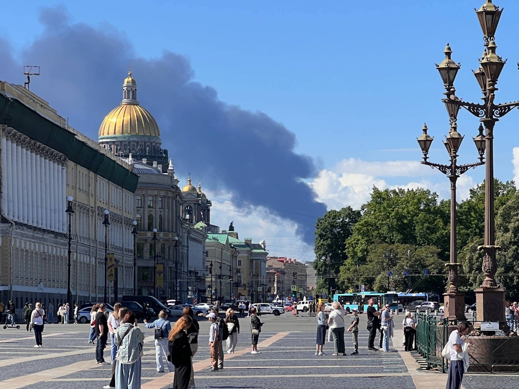 Rauchsäulen und roter Teppich beim Wirtschaftsforum in Sankt Petersburg