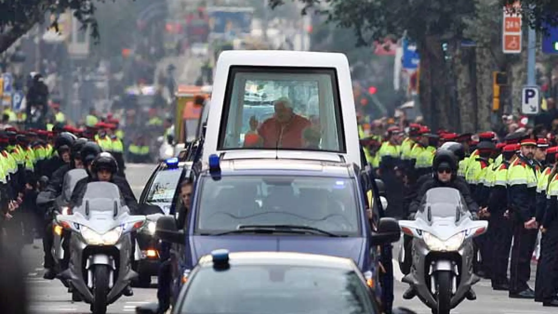 Dónde colocarse para ver al papa en Barcelona sin acabar atrapado entre ...
