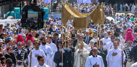 El Pontífice portó la custodia bajo palio en procesión por las calles de Madrid, como hizo en Roma el año pasado; una imagen histórica Dani Duch