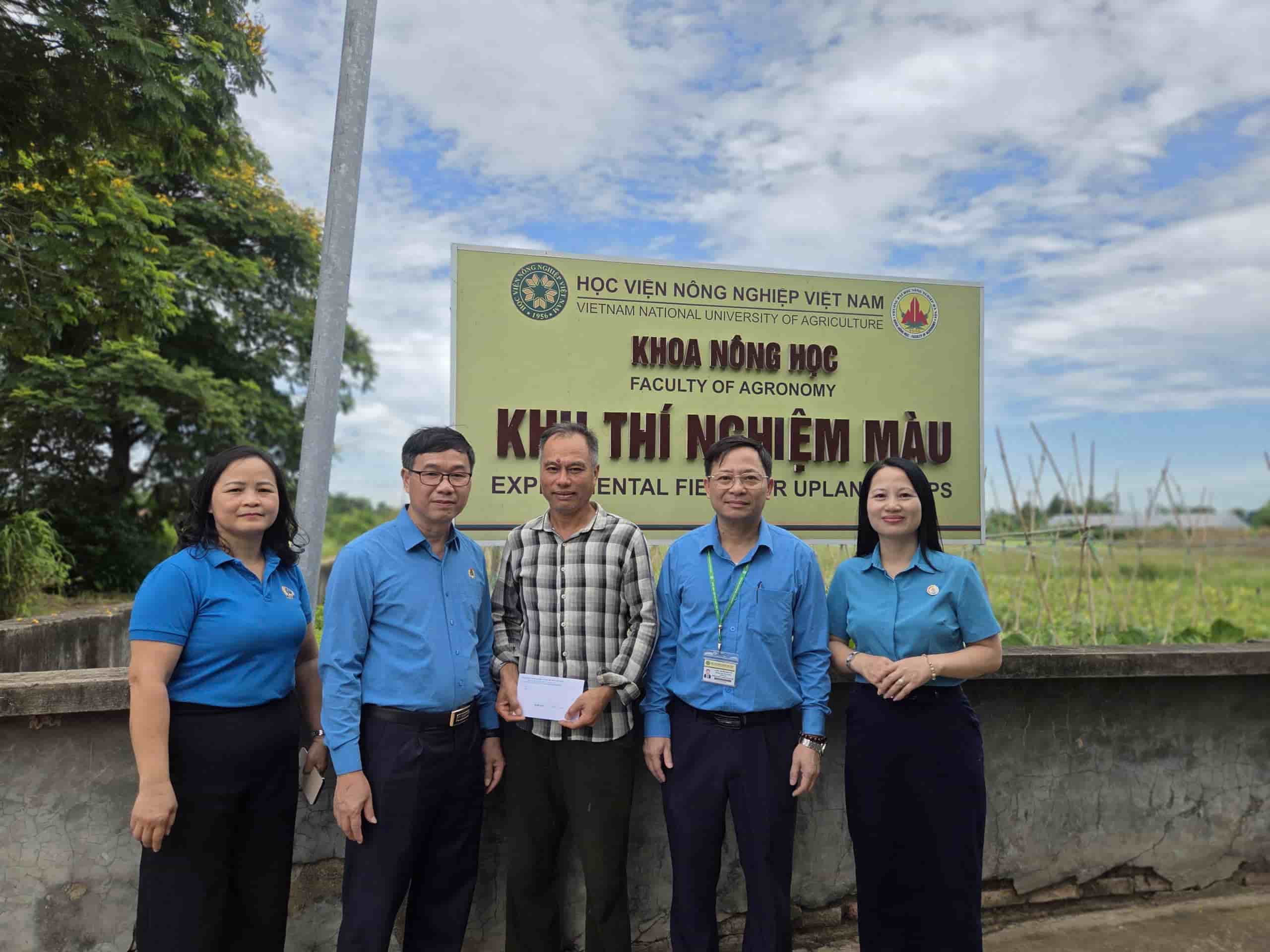 Trao 20 suất quà hỗ trợ đoàn viên khó khăn tại Học viện Nông nghiệp Việt Nam