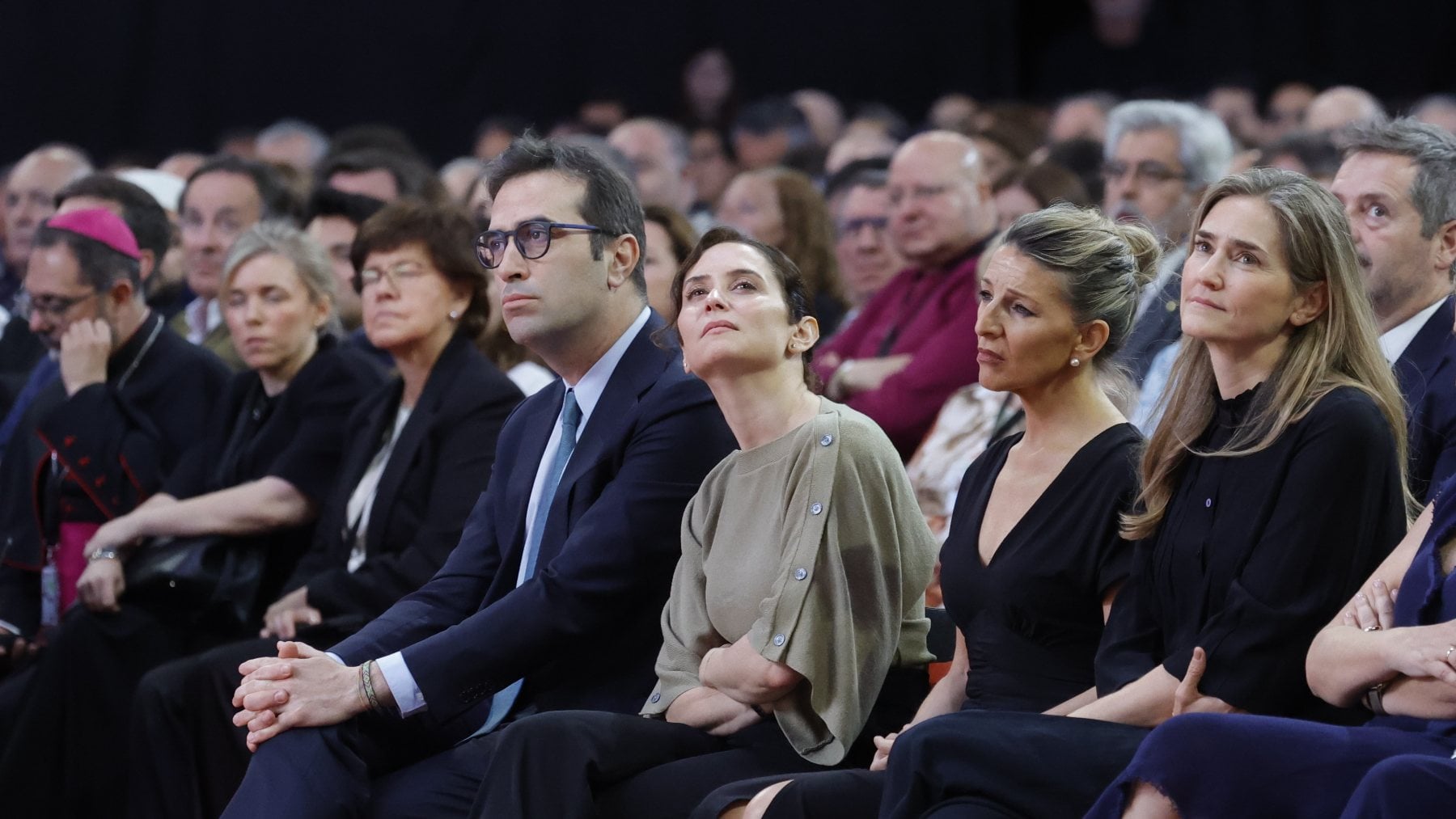 Ayuso es recibida con aplausos y vítores a su llegada al encuentro con ...