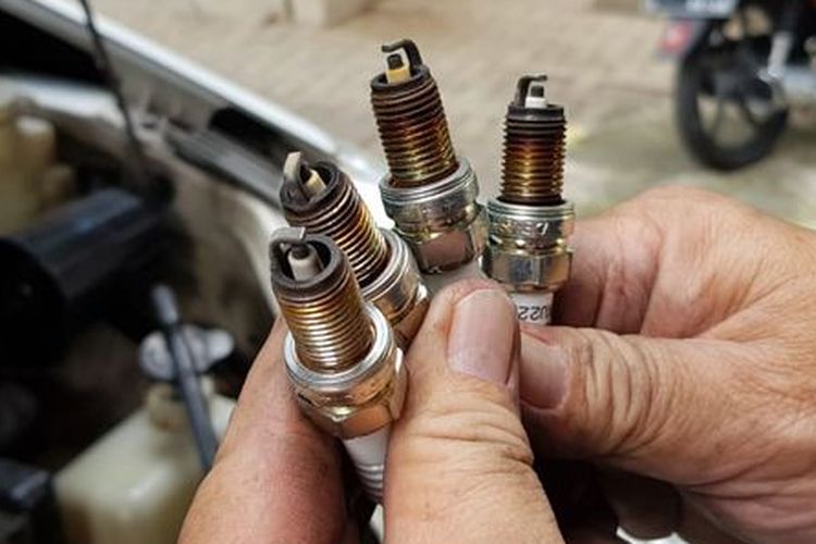 Ganti busi mobil, kode heat range beda bolehkah? Ini saran ahli