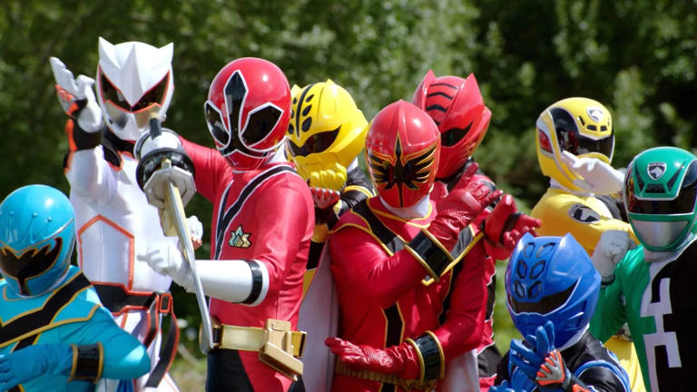Power Rangers' new series features the ultimate ranger crossover