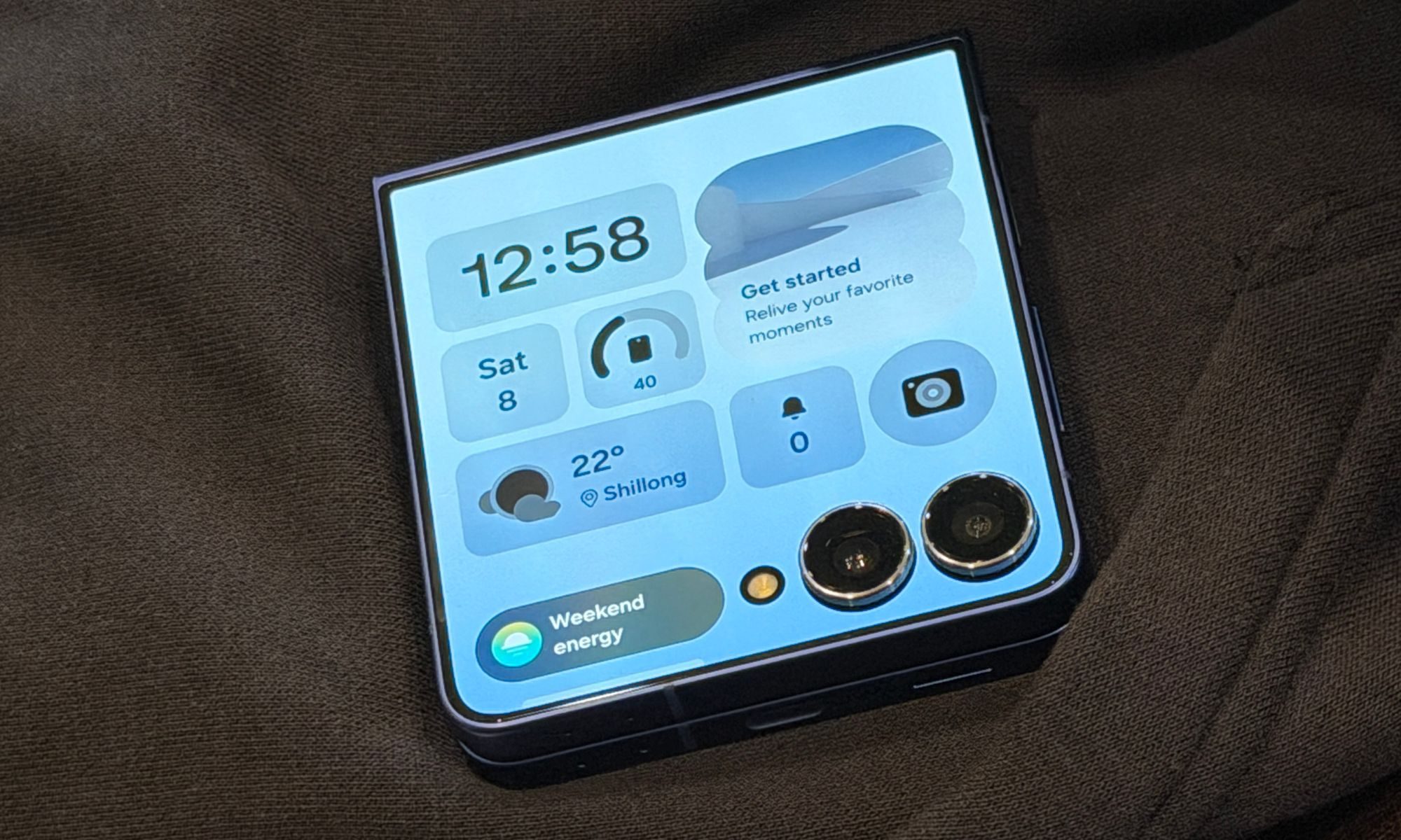 Launch screen on the cover screen of Samsung Galaxy Z Flip 7.