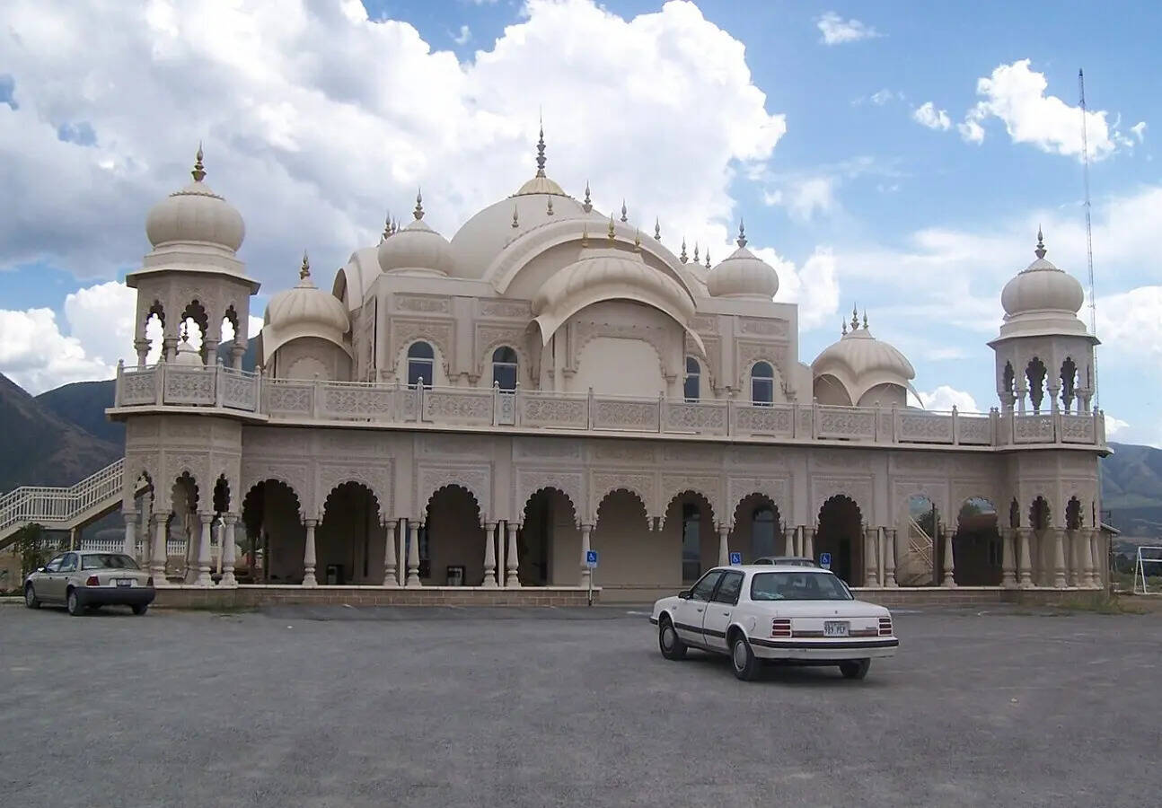 5-world-famous-lord-krishna-temples-abroad-you-should-experience