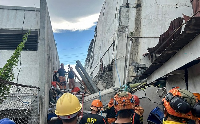 Major quake off Philippines kills at least 15, triggers tsunami