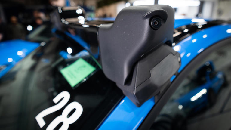 Uber asks customers if they want driverless taxis