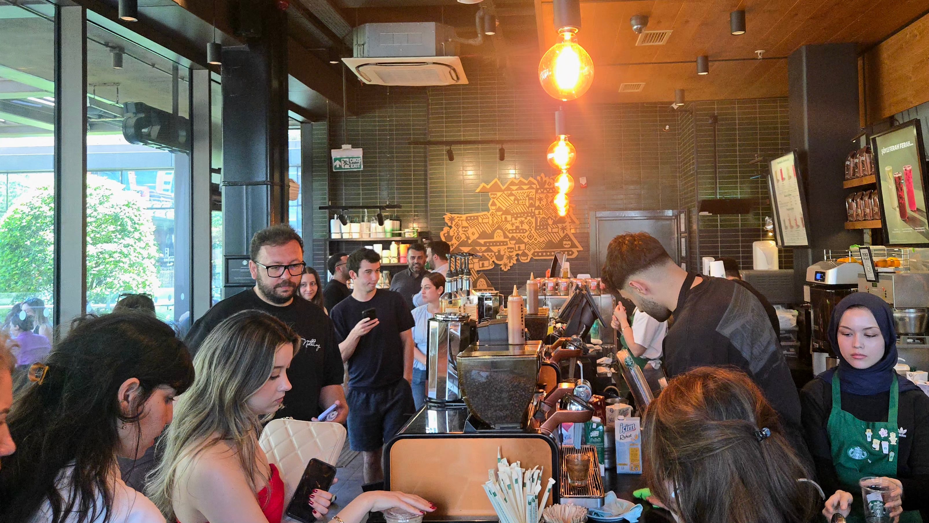 On the 8th, citizens wait for beverages at a Starbucks store's beverage display in Mecidiyeköy. /Courtesy of Seo Bo-beom