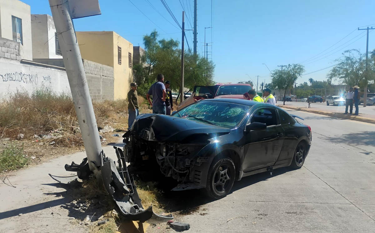 Joven pierde el control y choca con poste en Gómez Palacio