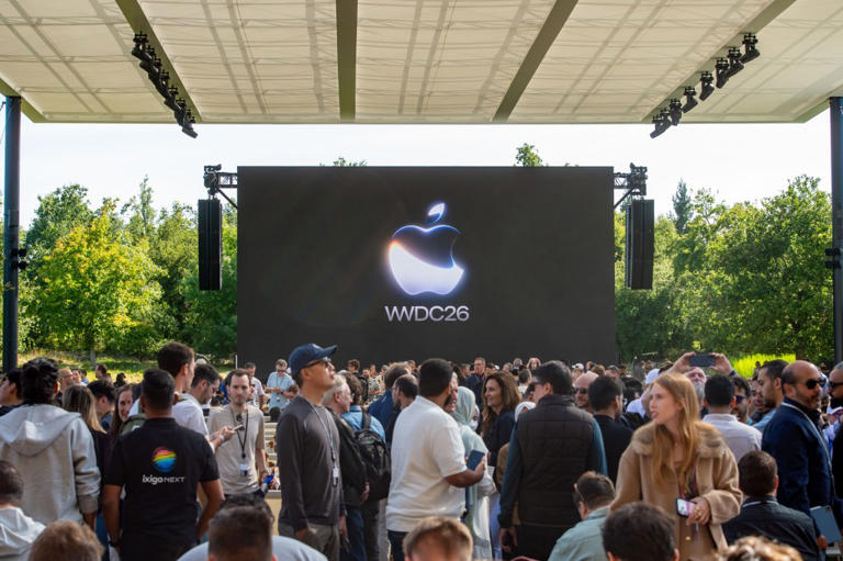 Apple reveals long-delayed Siri AI makeover at Worldwide Developers ...
