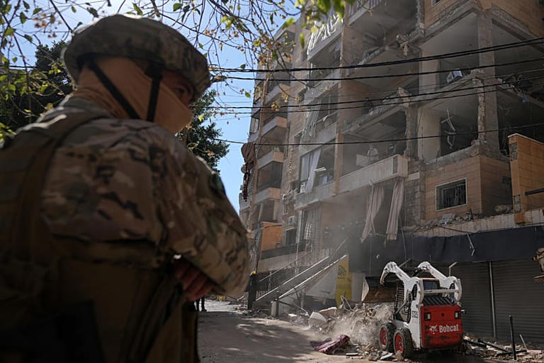 Un ataque israelí deja al menos 7 muertos en el sur del Líbano y aleja ...