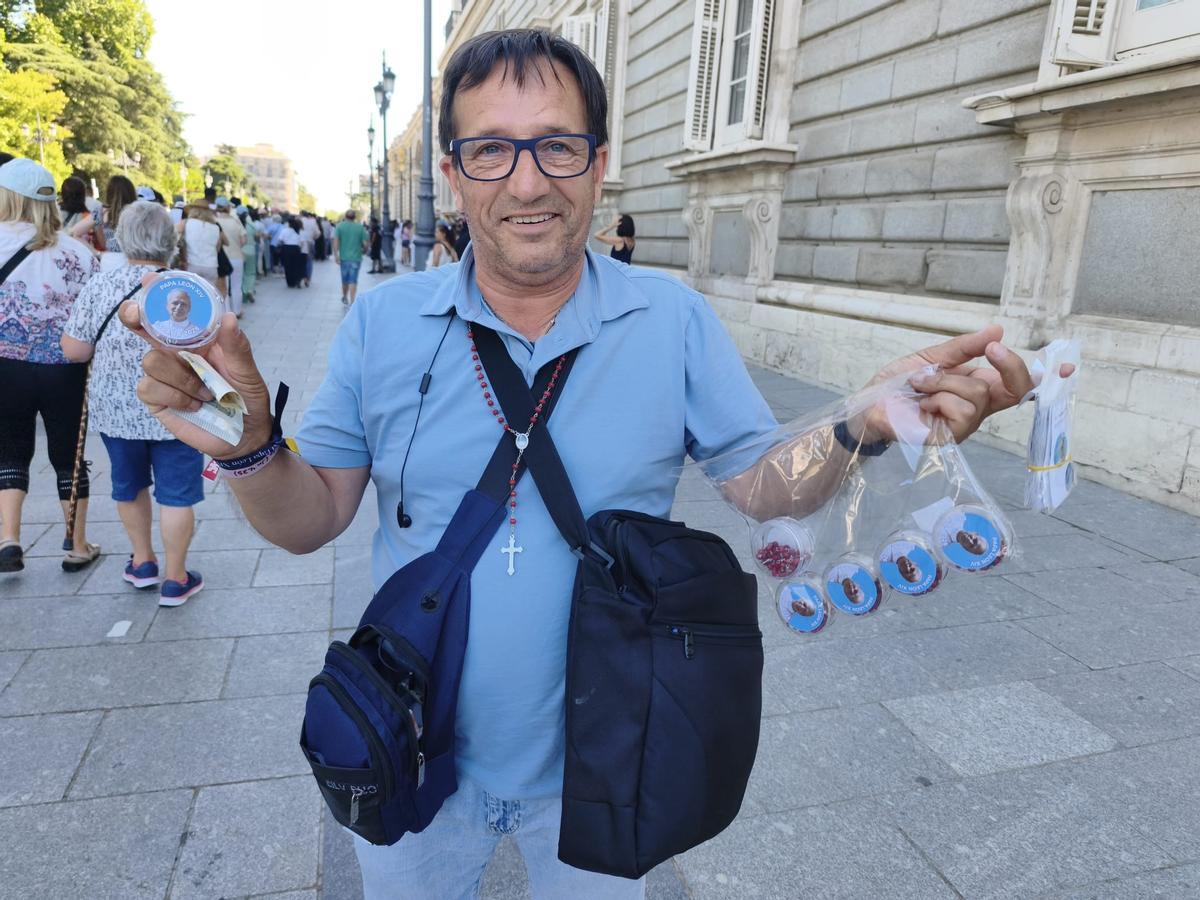Devoción, calor y multitudes en la espera del papa frente a la catedral ...