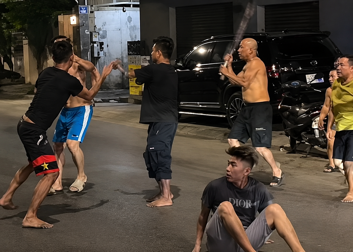 Mâu thuẫn mua bán, nhóm người lao vào đánh nhau giữa phố ở Nghệ An