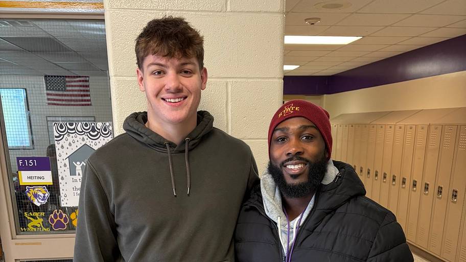 Iowa D-lineman commits elsewhere before Gophers official visit
