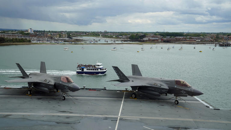 How does the F-35 Lightning II take off and land vertically and how ...
